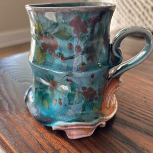 BEN BATES NEVER USED STONEWARE MUG WITH BLUE CRACKLE GLAZE AND FLORAL DECALS